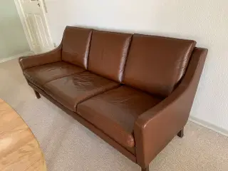 Brun lædersofa, lav og høj stol