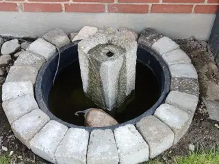 Springvand i granit incl pumpe