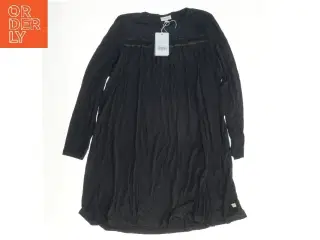 Langærmet kjole fra Pomp de Lux (str. 158)