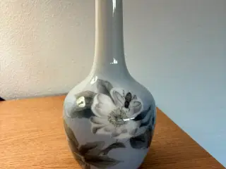 Royal Copenhagen vase, Bi og Blomst, model 1659