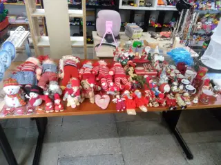  Julepynt, krus, lysestager, nissehuer m.m.