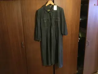 Fejl køb Ny kjole med trykknapper .