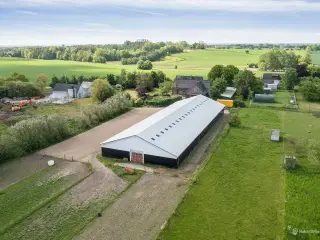 Stor lagerhal med tilhørende kontorlokaler beliggende på en landbrugsejendom i udkanten af Karlslunde.