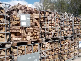 Brænde sælges og leveres