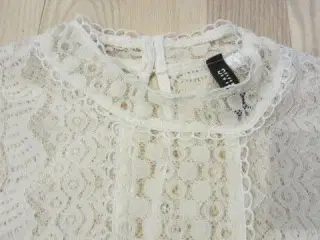 Str. 34, næsten ny "blonde" bluse