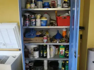 Stålskab med div. Plejemidler, maling m.m.