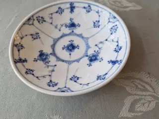Underkop i musselmalet porcelæn.