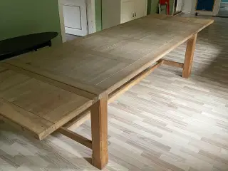 Spisebord i egetræ