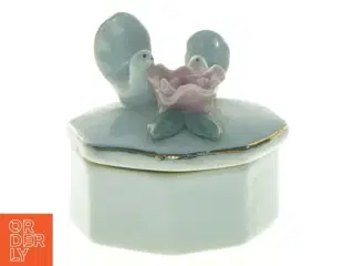 Porcelænsskrin med due-figurer (str. 6 x 5 cm)