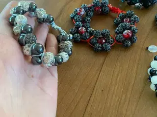 Nye knyttede armbånd