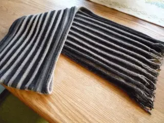 Stribet halstørklæde i uld/acryl