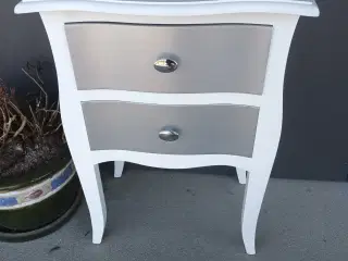 SMUK LILLE HVID SØLV KOMMODE 52X72X36 CM SKAL HENT