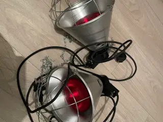 2 varmelamper.   Højde 35 cm.   Ø 25 cm.    
