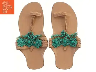 Flade sandaler med perleudsmykning (str. 38 )