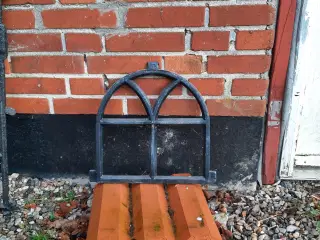 gammel staldevinduer sælges uden glas