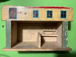 Gl. træ-legetøjsstald. Giv bud.