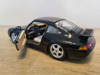 Modelbil: Porsche 911 Carrera 1993.  Skala 1/18.