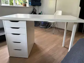 Hvidt skrivebord med skuffeelement fra IKEA