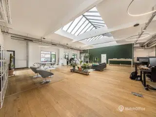 Trendy kontor i industriel stil og  med højt til loftet