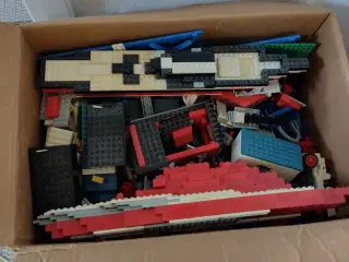 Hel fyldt flyttekasse med lego sælges