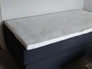 Seng med to madrasser og ny topmadras
