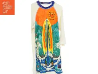 UV-bluse med surfingmotiv fra Sunislove (str. 152)