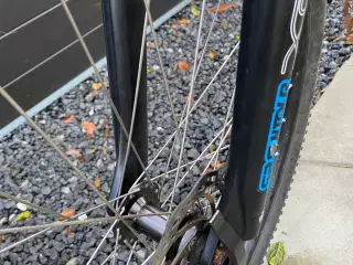 GT.  29" Hjul,  43 cm. stel,  27 gear
