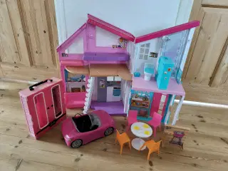 Barbie hus, bil og klædeskab