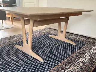 Spisebord i massiv bøg med 2 tillægsplader (finer)