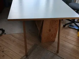 Spise-/skrivebord i specielt design