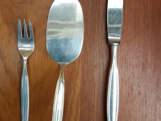 Middagsknive, kagespade og gafler i Pia.