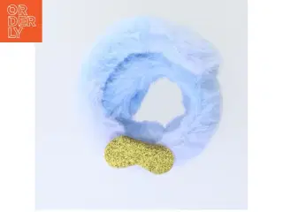 Pelskrave med glimmerbrosche (str. 23 cm)