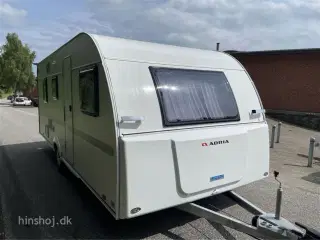 2021 - Adria Aviva 563 PT   Dejlig køjevogn med 3 køjer og dobbeltseng fra Hinshøj Caravan A/S