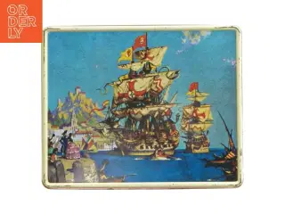 Metalæske med sejlskibsmotiv (str. 20,5x17 cm)