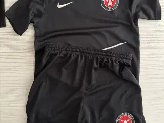 Sportstøj bluse og shorts Nike str. 137-147