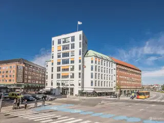 Markant og eksponeret kontorhus med nem adgang til offentlig transport og parkeringsmuligheder.