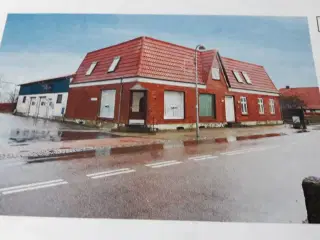 Stor ejendom midt i Landsby, med mange muligheder.