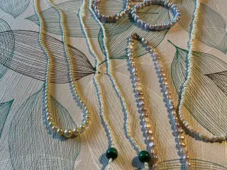 Perlehalskæder og armbånd