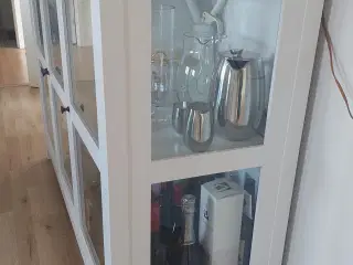 Hvidt velholdt glasskab