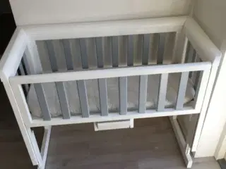 Bedsite crib