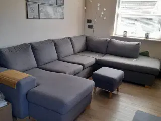 Sofa med chaiselong og puf.