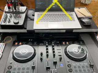 UDLEJES - Komplet DJ udstyr til fest (100 pers)