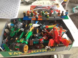 Stor Lego lot. Med bl.a. 14 minifigurer
