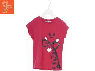 Børne T-shirt med girafprint fra M&co. (str. 122)