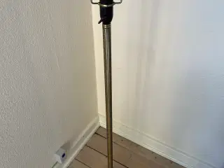 Standerlampe med mønster i messing