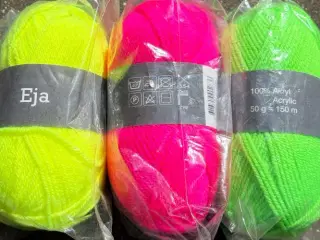 3 nøgler garn i neonfarver. Gul, grøn og pink.