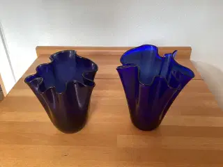 2 blå tulipanvaser