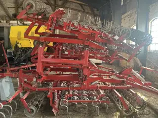 Kongskilde Germinator SP7000 med CROSKILL tromle bagerst. Velegnet til roer og andre speciel afgrøder.