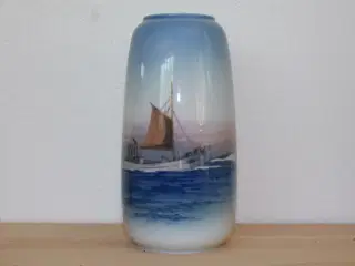 Vase med fiskekutte fra Lyngby