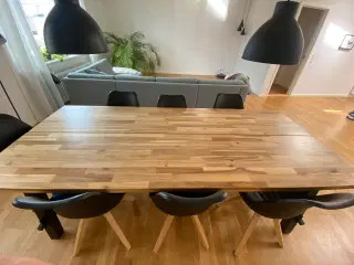 Flot spisebord med bordplade i massivt træ